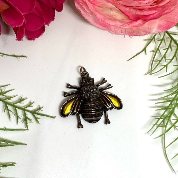 Jewelry - NEW⚜️Honey Bee Crystal Embellished Charm